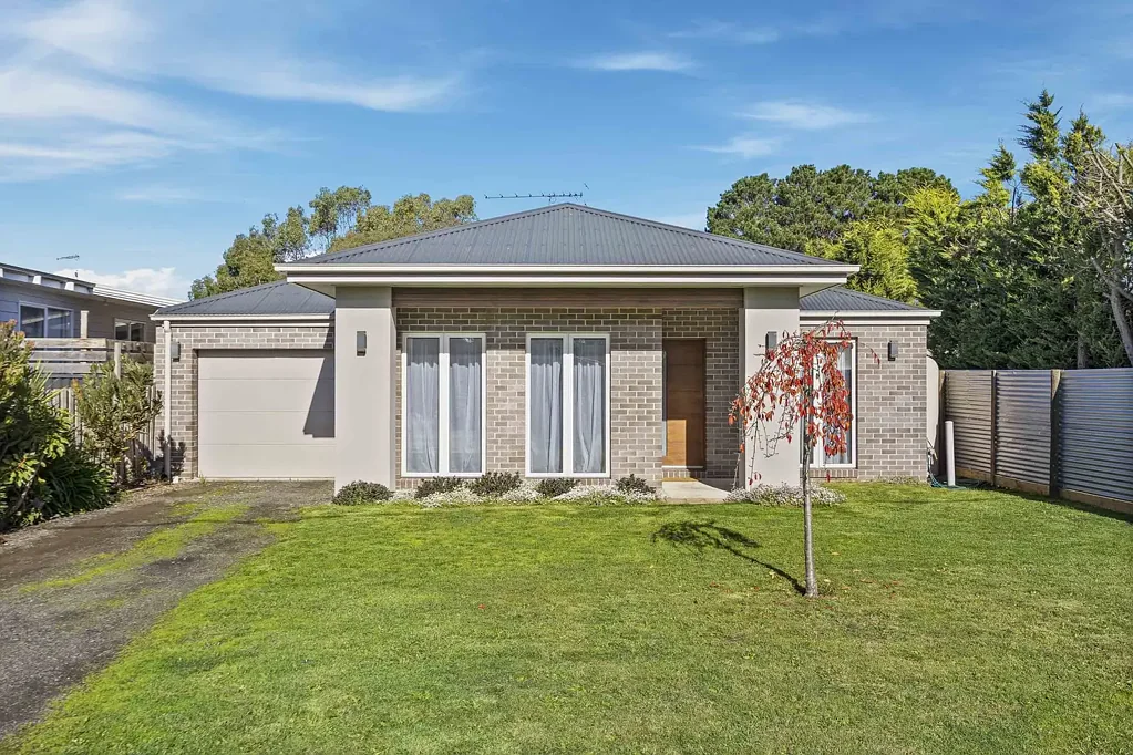 Ballan 3房  A Well Built And Immaculate Family Home In The Popular Ballan Township