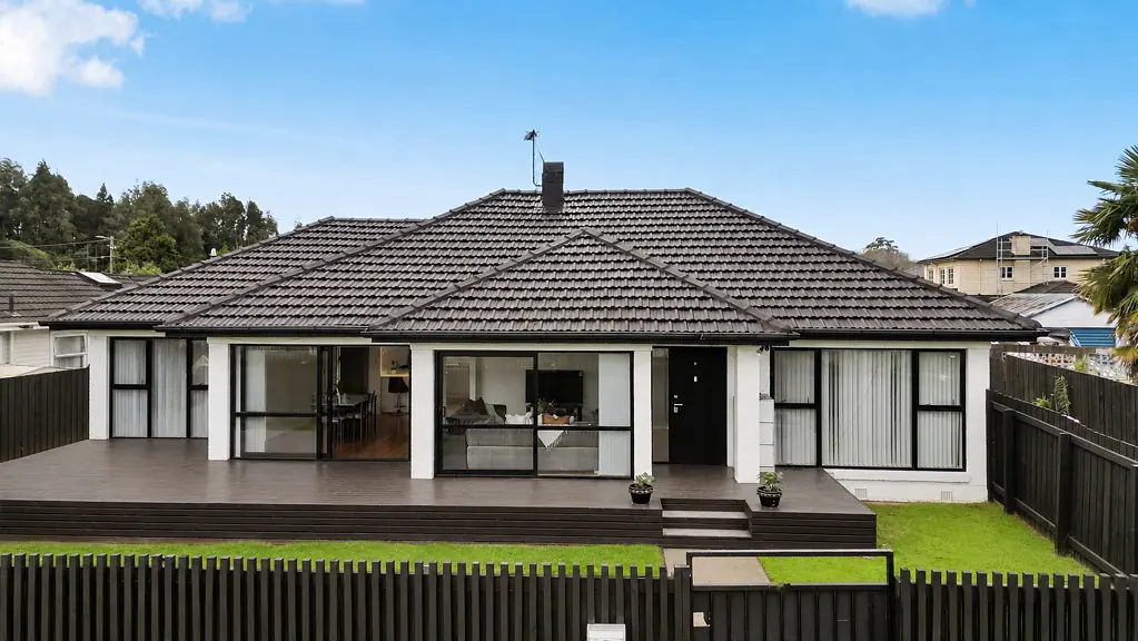 Claudelands 4 Slaapkamer Family Living in a Premium School Zone