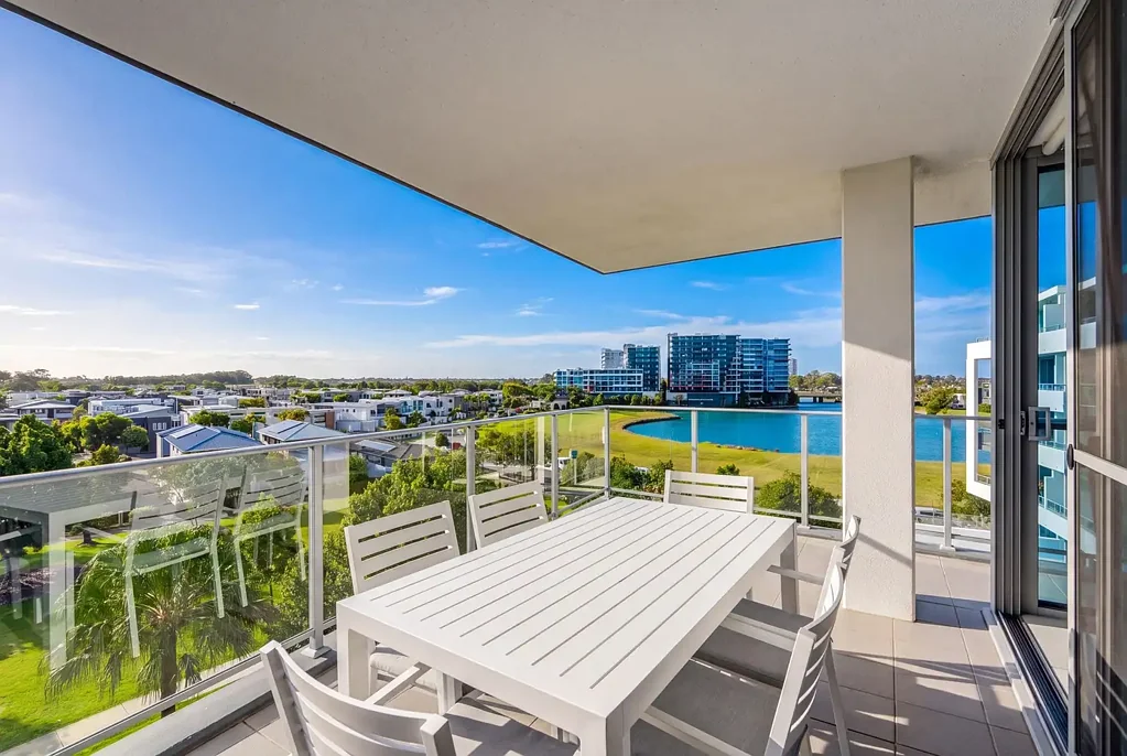 Biggera Waters 3Zimmer Park & Water Views | Spacious 3 Bed + Study in Prime Biggera Waters Location