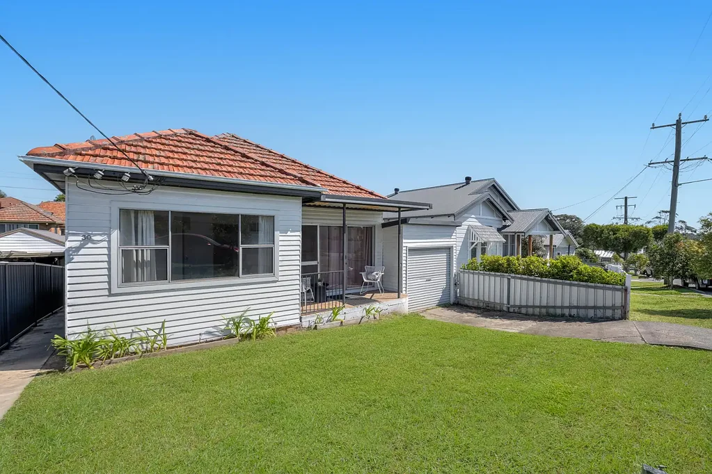 Waratah West 5 Bedroom 5 BEDROOMS AND GREAT VALUE!