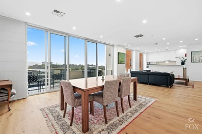 Rose Park 2房  Elevated Rose Park living with panoramic views