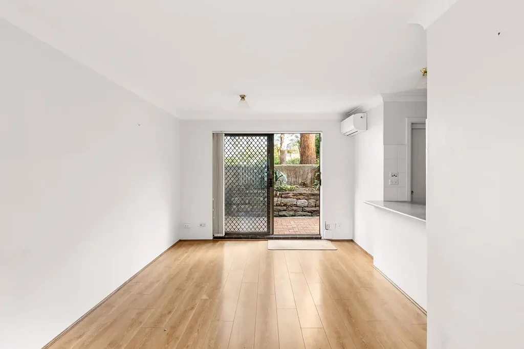 Courtyard residence close to King Street hub