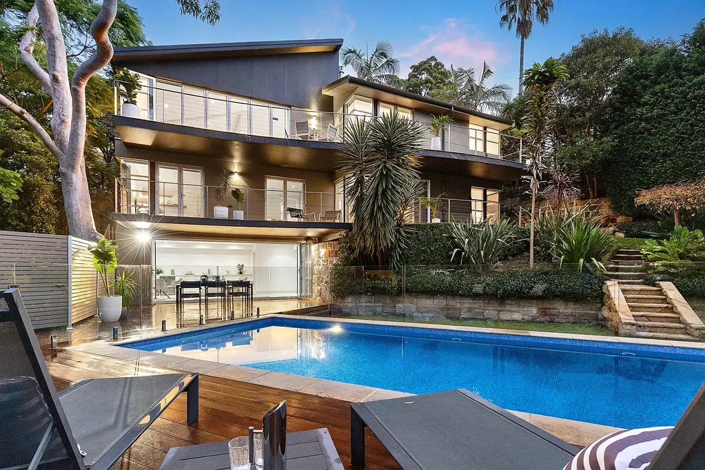 Mosman 5房 963sqm地块 私密家庭sanctuary 北向景观Quakers Hat Bay 多个生活区 Miele电器 私人泳池 池畔小屋 Calacatta大理石厨房 主卧套房步入式衣帽间 步入式食品储藏室 双车库私家车道 'Azura' | Resort-Style Designer Sanctuary with Northerly Vistas