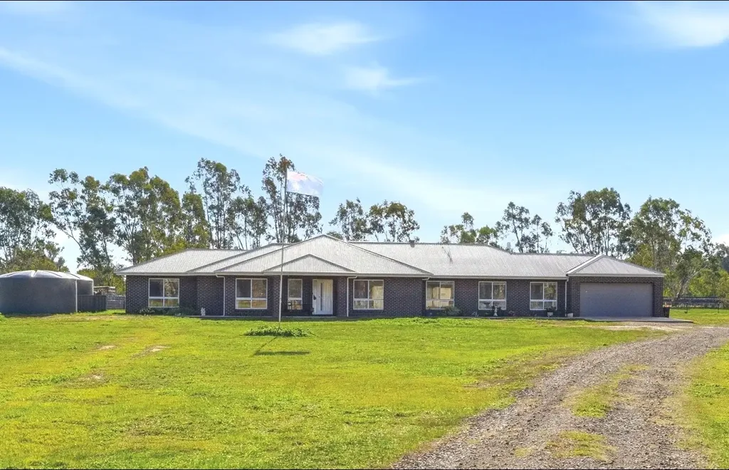 Benalla 4 Bedroom NO EXPENSE SPARED AND ROOM FOR THE WHOLE FAMILY