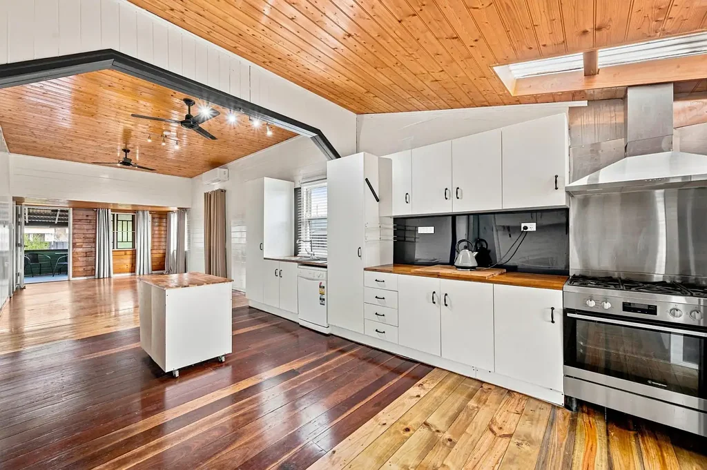Svensson Heights 4બેડરૂમ Spacious Renovated 4 Bedroom Family Home