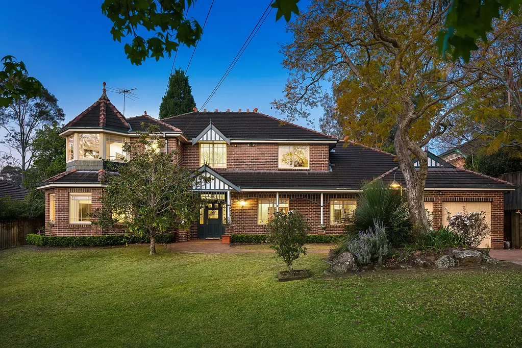 Pymble 4房 Station Street高坡地段 宽敞地块 东北向景观 多个生活区 四卧带主卧套房 游泳池 平坦后院 双车库 近Pymble Station与名校 Premium Family Living in a Tightly Held Pymble Enclave