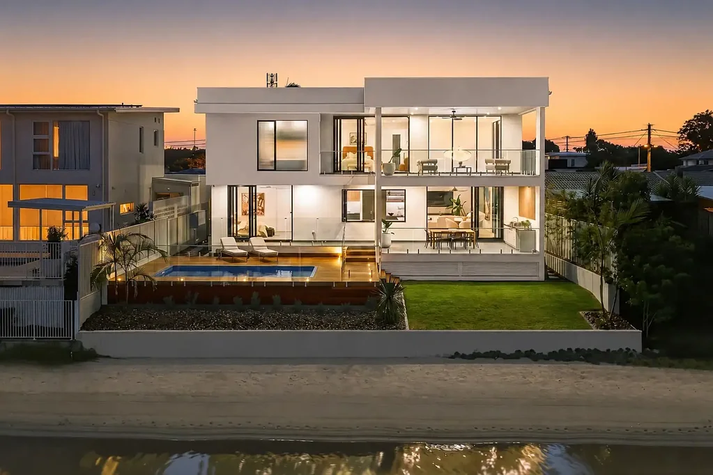 Broadbeach Waters 5部屋 Brand-New Waterfront Luxury with Captivating Skyline Views