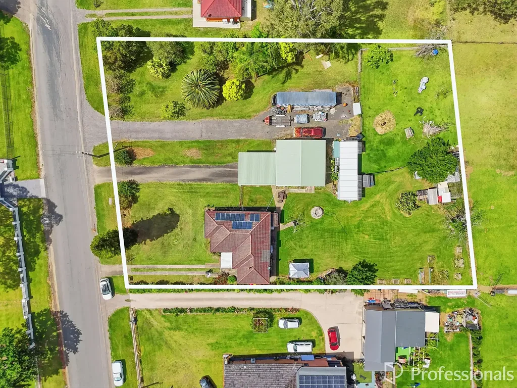 Catherine Field 5房 宽敞土地4001㎡ 4/5卧房 宽敞户外空间 全屋自然光线 靠近设施学校公园 Just Under 1 Acre