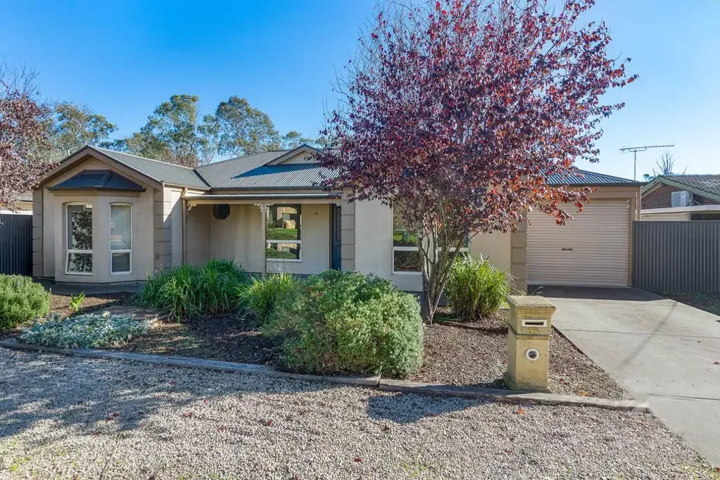 WALKING DISTANCE TO MT BARKER HIGH, PRIMARY SCHOOLS, & SHOPPING PRECINCT