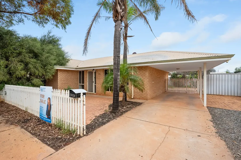 Kalgoorlie 3ห้องนอน Solid brick home in central location.