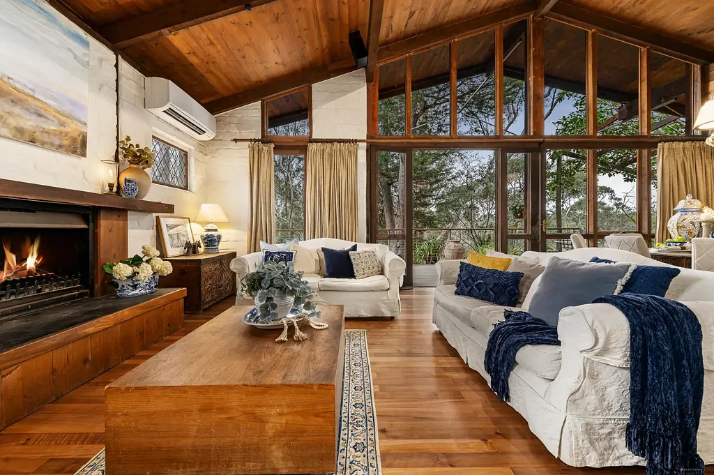 Ivanhoe 4房 Darebin Creek直接通道 8公里近CBD 精修现代厨房 石制台面 开放式布局 主卧带步入式衣帽间 壮观户外露台 绝对溪流前线 Peace and Privacy with Thoughtful Modern Touches