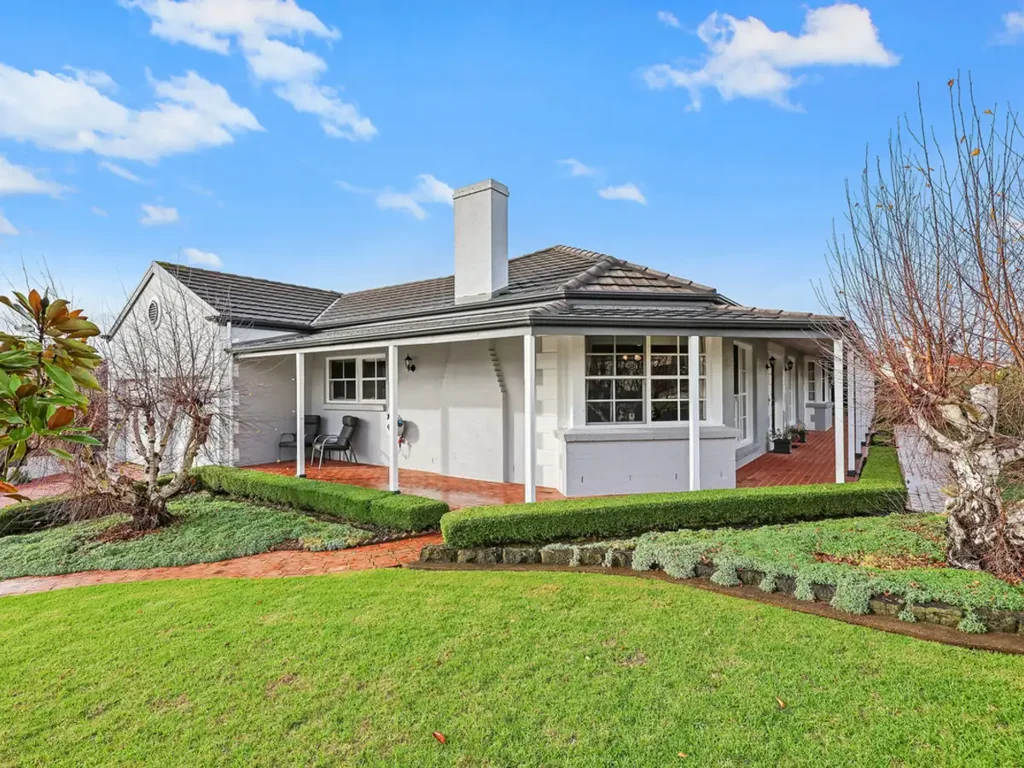 Warrnambool 4Zimmer OOZING QUALITY IN TIGHTLY HELD COURT LOCATION