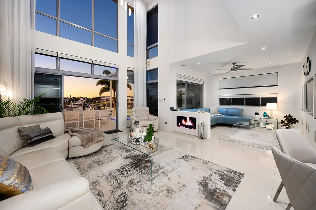 Helensvale 4침실 AWARD-WINNING NORTH-TO-WATER LUXURY DUAL OCCUPANCY RESIDENCE
