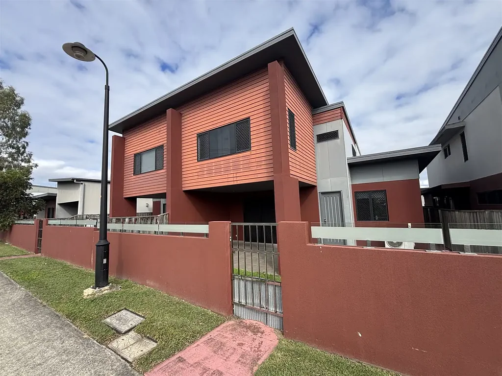 Spacious 165m Townhouse with Ducted Air Conditioning, Ducted Vacuum & Huge Front Courtyard