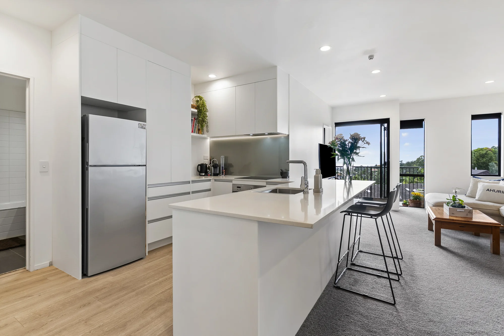 Browns Bay 2房  Sun, Seaviews & Double Garage Appeal