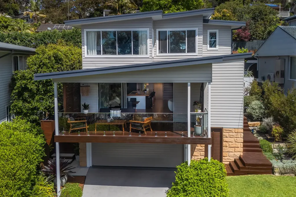 North Narrabeen 4房 采光充足的奢华生活，坐拥海景 Private, sun-filled living with beautiful water glimpses