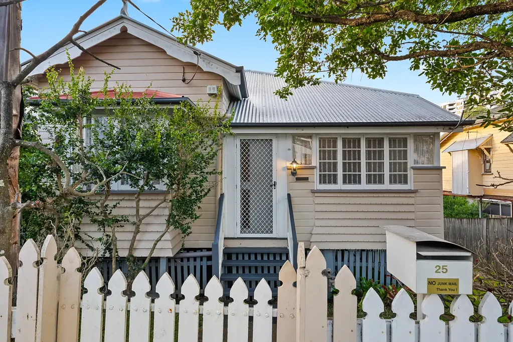 Woolloongabba 2房 Woolloongabba核心地段 VJ板全屋铺设 宽敞木地板 高挑空设计 大面积规整地块 宽街临街 便捷交通配套 大庭院娱乐空间 Spacious Family Living Moments from the Gabba