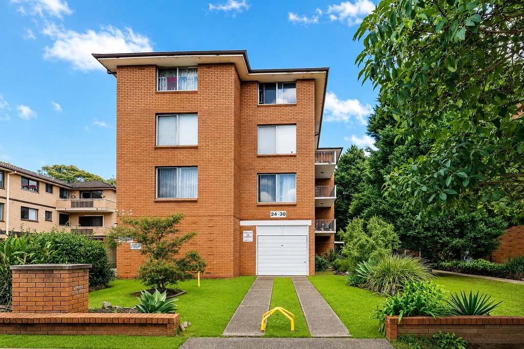 Lakemba 2कमरा LARGE Renovated Unit With Garage In A Garden Complex