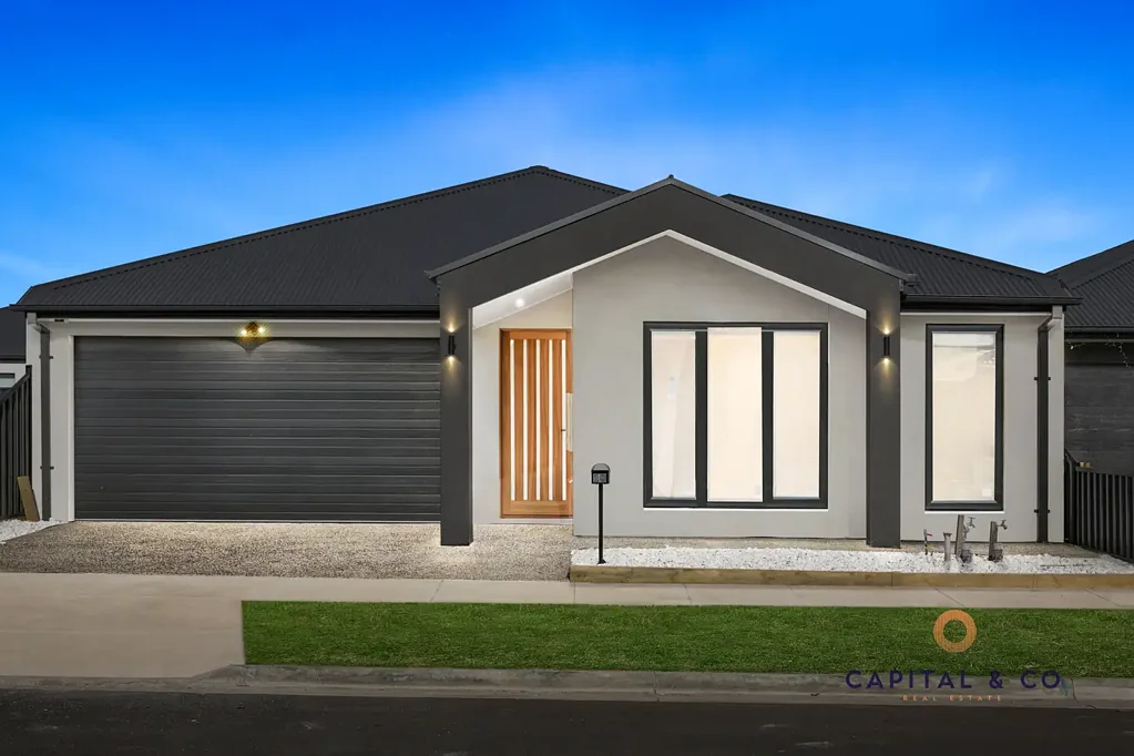 Mickleham 4房 主卧带双WIRs独立卫浴 其他卧室舒适宽敞 高天花板石材台面 双车库中央空调 美丽地板 便捷设施齐全 Modern Masterpiece!