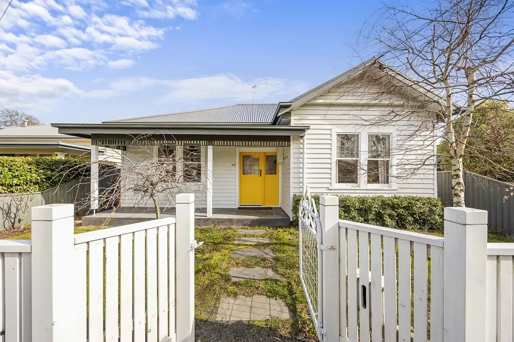 Ballarat Central 4 Slaapkamer Stunningly Renovated Home in Prestigious Locale.