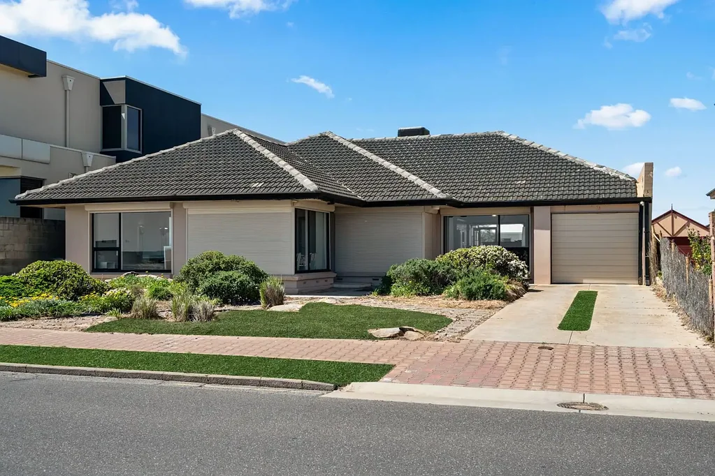 Glenelg North 4कमरा A Rare Oceanfront Opportunity.