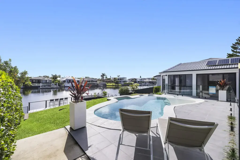 Parrearra 4ਬੈੱਡਰੂਮ ELEVATED NORTH FACING WATERFRONT LIVING - BEAUTIFULLY RENOVATED COASTAL RETREAT!