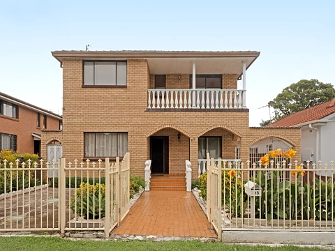 Yagoona 6部屋 Original 6-Bedroom Two-Storey Home on 834.7sqm - Prime Yagoona Location!