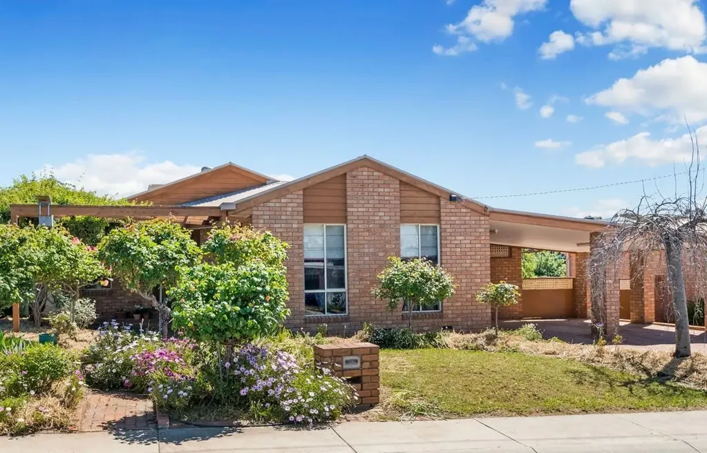 Fantastic Home in Golden Square!