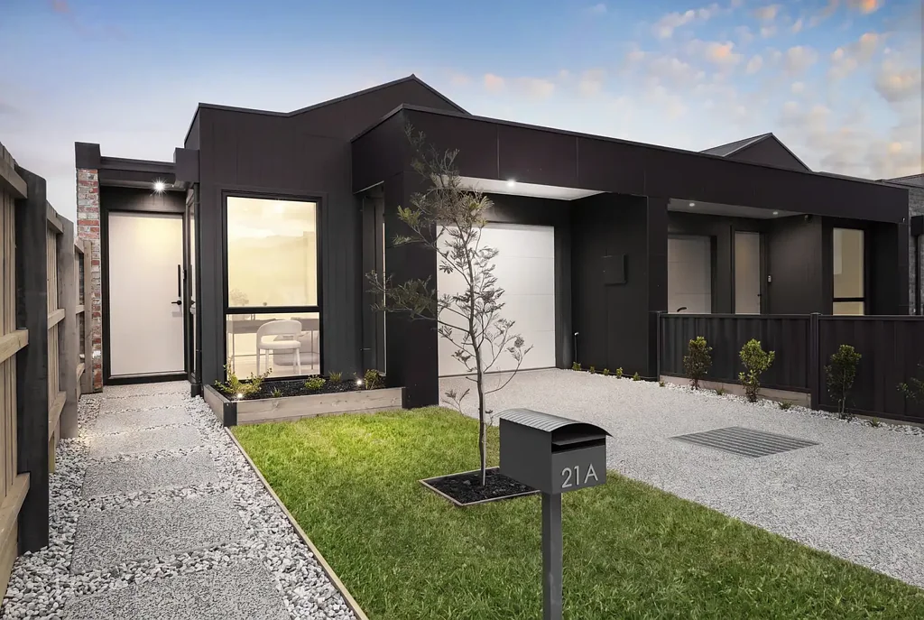 Keilor Downs 3 Slaapkamer ULTRA -MODERN LUXURY MEETS ABSOLUTE CONVENIENCE!