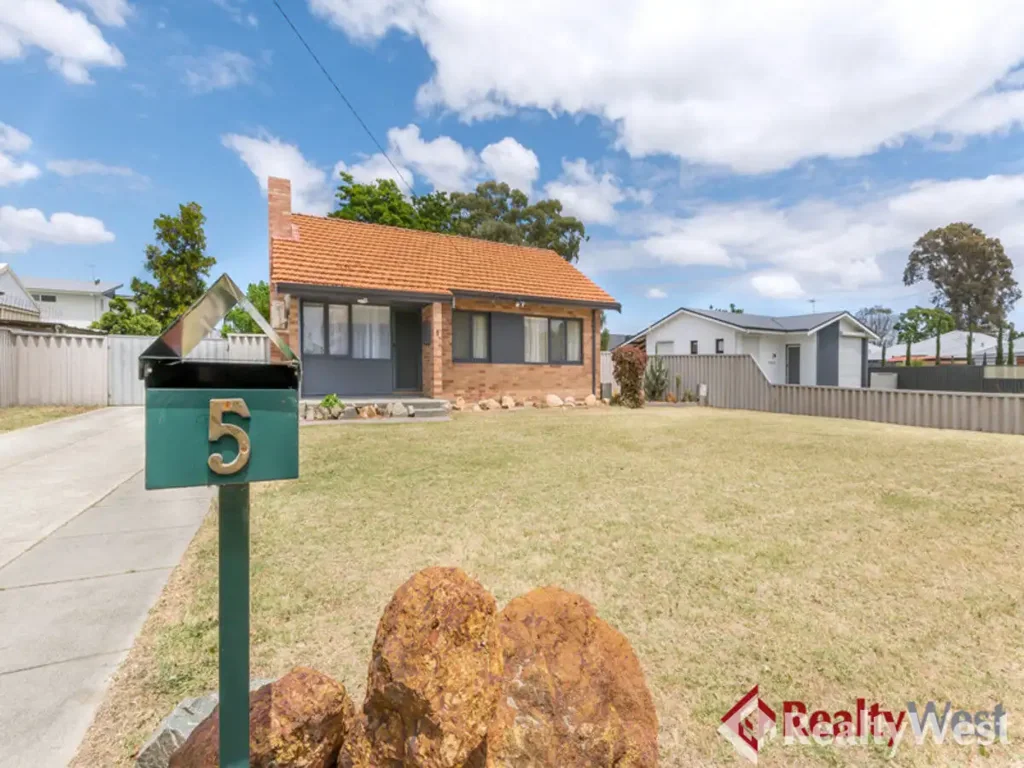3 x 1 (2 x WC) Cottage. Great Location.