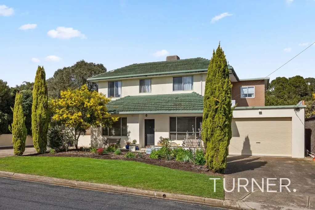 Highbury 5 Slaapkamer Rare 5-Bedroom Opportunity on 810sqm: Renovate, Rebuild or Redevelop