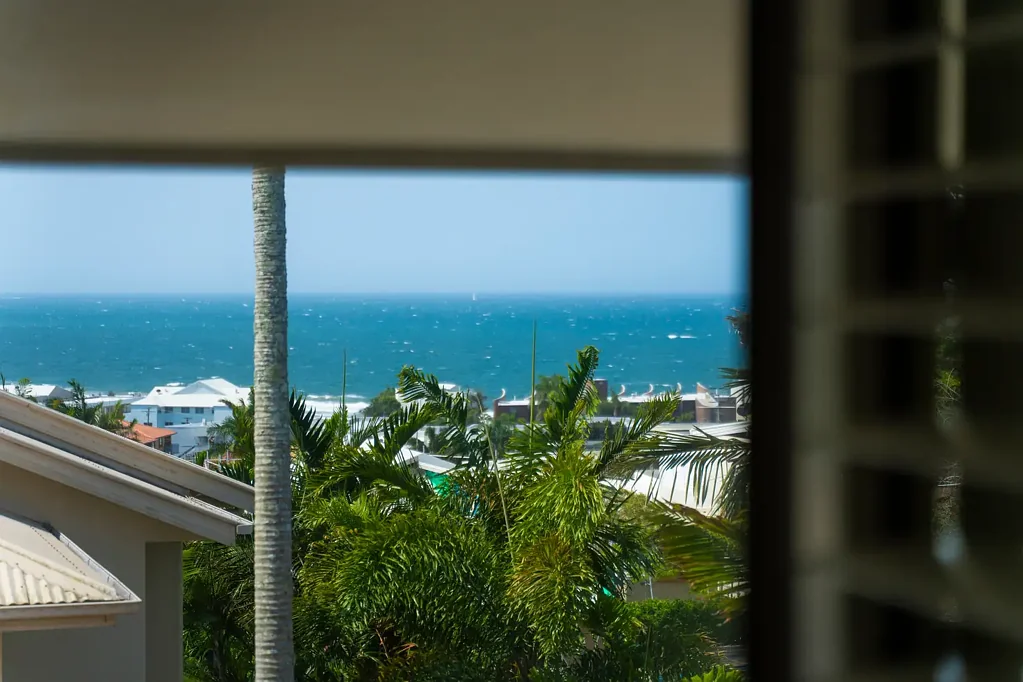 Alexandra Headland 3બેડરૂમ ARCHITECTURAL COASTAL LIVING IN THE HEART OF THE GOLDEN TRIANGLE