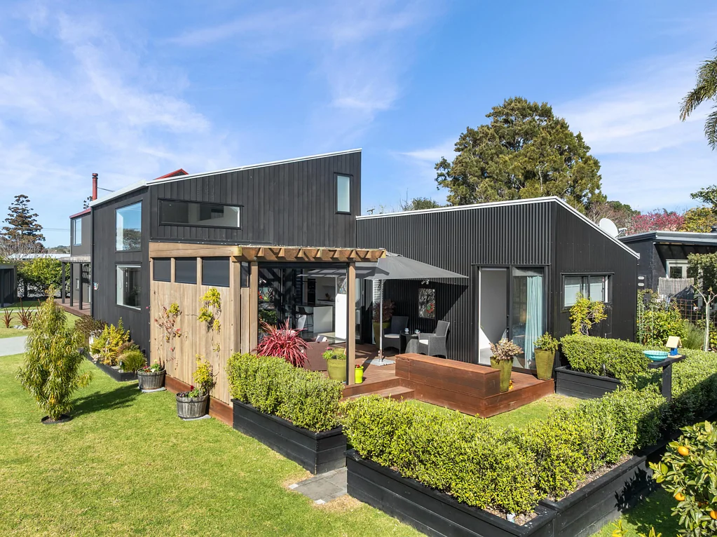 Mangawhai 2房  Secure, stylish and ready to sell