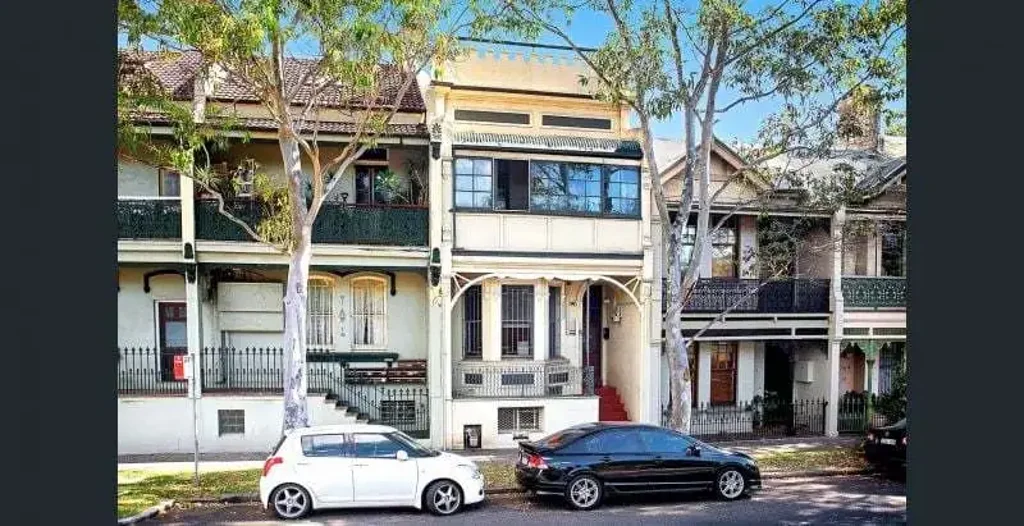 Fully furnished room located in a character filled 4-level Victorian terrace in a highly sought East Redfern precinct bordering Surry Hills.