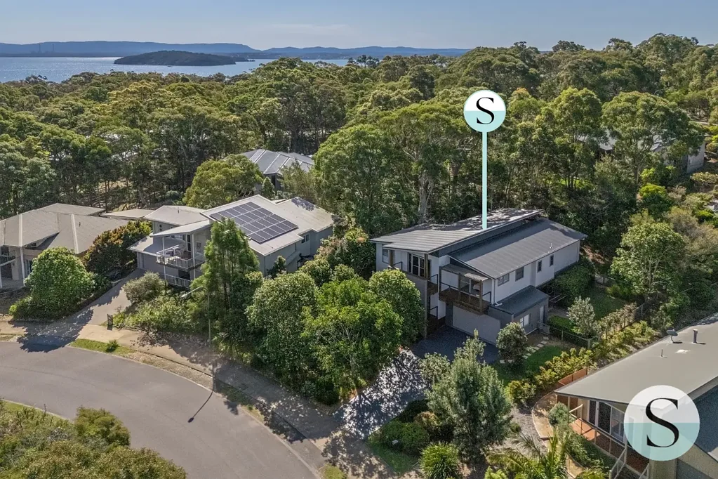 Murrays Beach 4房  Live Entirely on the Upper Level that Flows to the Backyard, Great Guest Accommodation Below, Stunning Workmanship throughout, Amazing Landscaping!