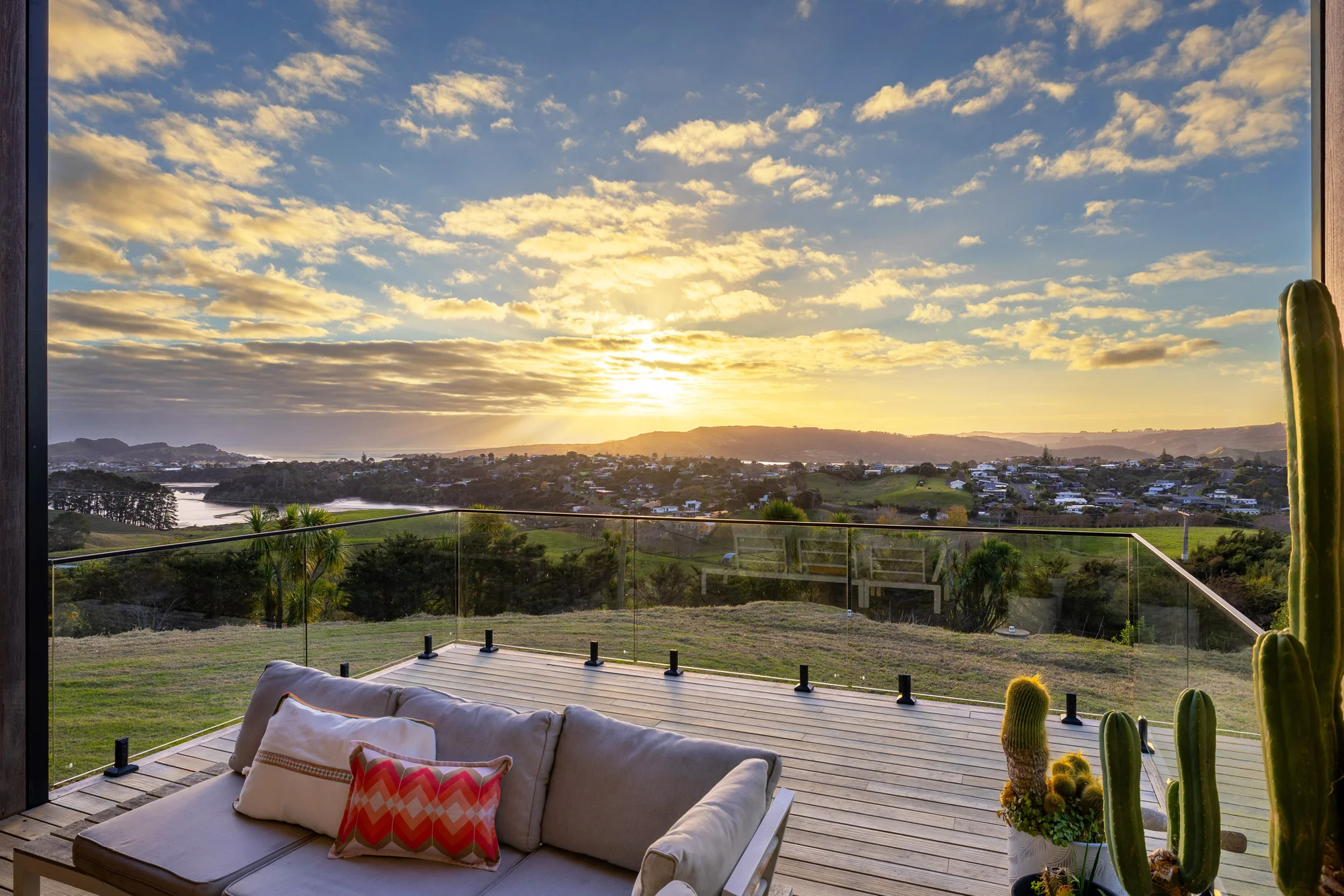 Raglan 5chambre Luxury Coastal Living with Versatile Accommodation