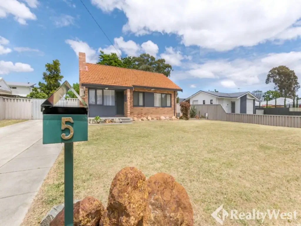 Great FIFO or Family Location: Lawnmowing included.