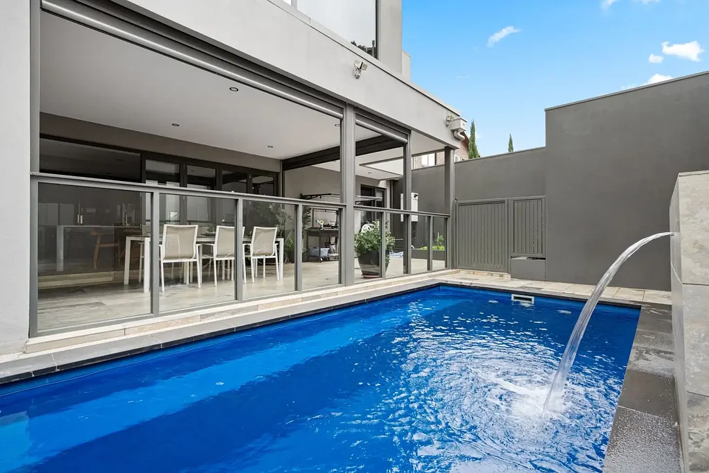 Templestowe Lower 5房 坐拥Templestowe Lower热门区，47㎡建筑杰作，意大利瓷砖、高耸天花板、五卧室、太阳能游泳池、环保生活，奢华尊贵，不容错过！ SOPHISTICATED LUXURY & UNRIVALLED COMFORT IN A PRESTIGIOUS LOCALE