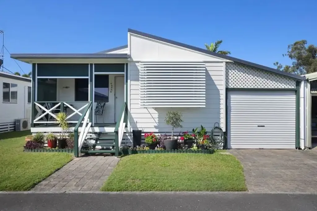 Coombabah 1Phòng ngủ Paradise Lake Over 50's Resort -  Position, Price and Presentation Perfect. Move in Ready!!  Be Quick for this - Now Under Contract!!