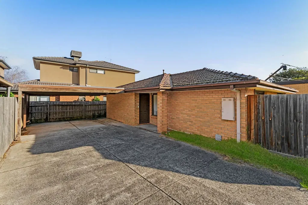 Spacious Three-Bedroom Unit in a Prime Clayton Location
