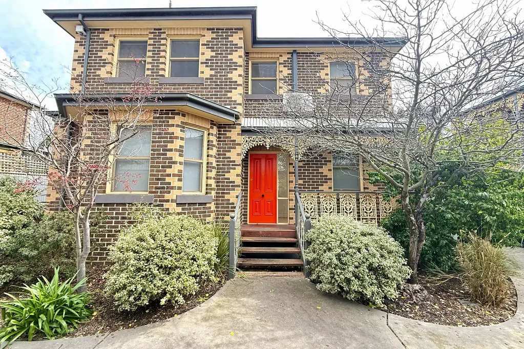 Double-Story Townhouse in a Prime Thornbury Location