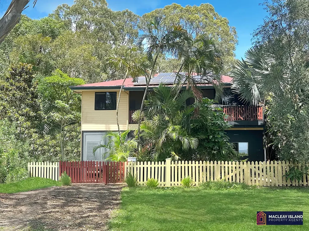 Macleay Island 3 Slaapkamer North-Facing Island Home With Bay Views & Endless Potential