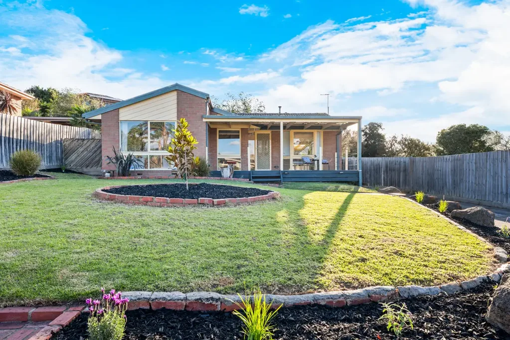 Frankston 3房 宽敞773平地块 温馨三卧一卫 自然光充沛 开放式布局 邻近优质学校 公园绿地 交通便利 Comfort and Character on a Huge Allotment