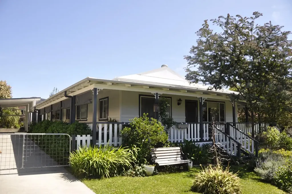 Gloucester 4कमरा ‘Rose Cottage’ Timeless Country Charm with Income Potential in Gloucester