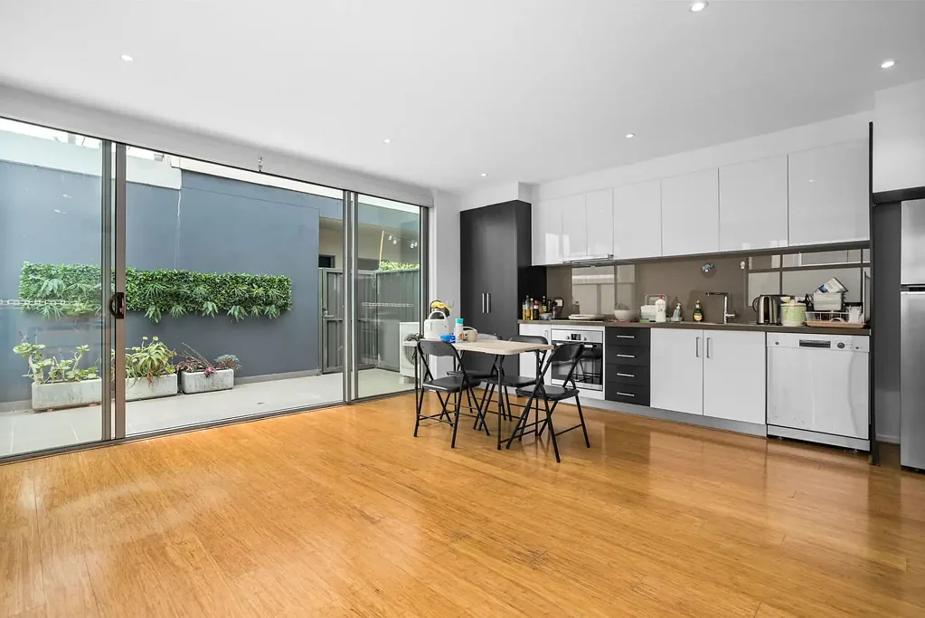 Mordialloc 2房 两居室实用布局 一车位便捷生活 地处繁华街区 交通便利近海滩 Smart Buying in a Prime Mordialloc Location