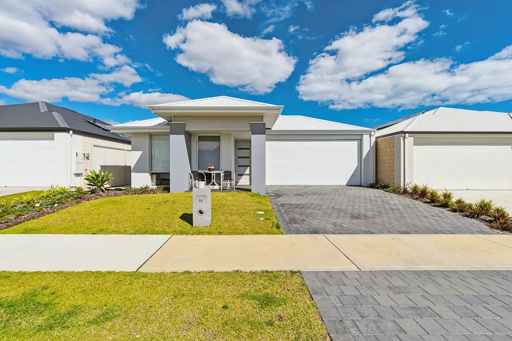 Eglinton 4Kwarto NEW,MODERN AND SIMPLY MOVE IN STYLE!!