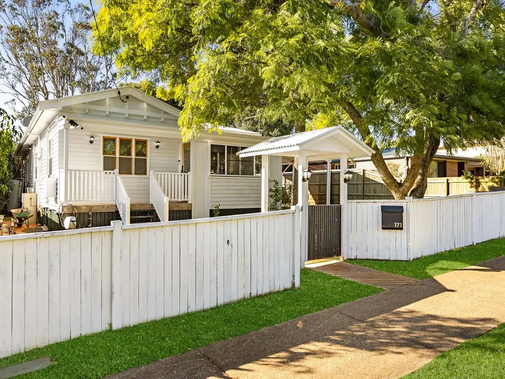 South Toowoomba 3房 South Toowoomba中心小屋 精心翻新 开敞空间 业主套房步入式衣帽间 现代厨房 露台朝北 全围栏地块 Classic Character meets Modern Living