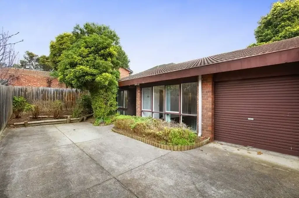 Large 2 bedroom villa in beautiful Kew!