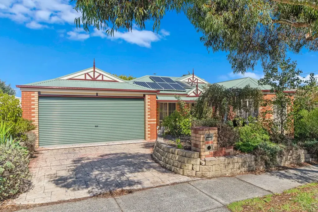 Carrum Downs 4房 时代住宅魅力  四卧宽敞舒适  主卧带套衣帽  两卫实用便捷  双车位车库  全屋吊扇舒适  宽敞起居温馨  户外娱乐空间  结构坚固永恒  翻新潜力巨大 Classic Charm with Strong Investment Potential