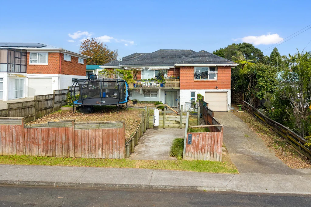 Howick 4房 683平方米永久产权 - 展望您的愿景 683m² Freehold - Bring Your Vision